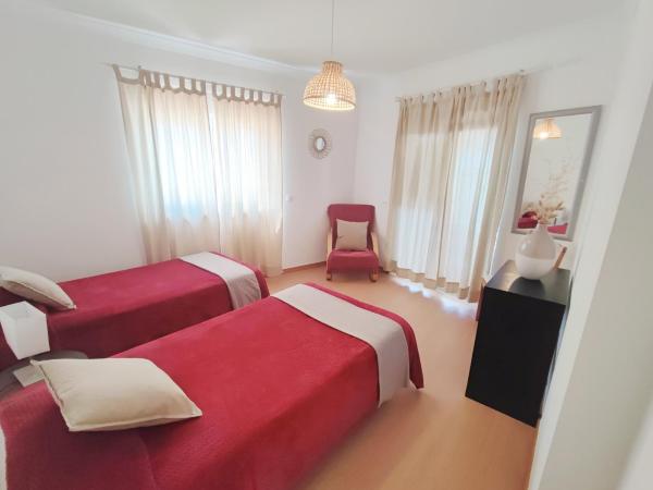 PKSC Surf House : photo 1 de la chambre chambre lits jumeaux avec salle de bains commune