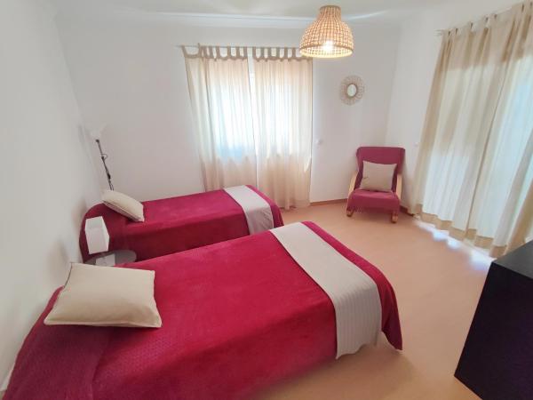 PKSC Surf House : photo 2 de la chambre chambre lits jumeaux avec salle de bains commune