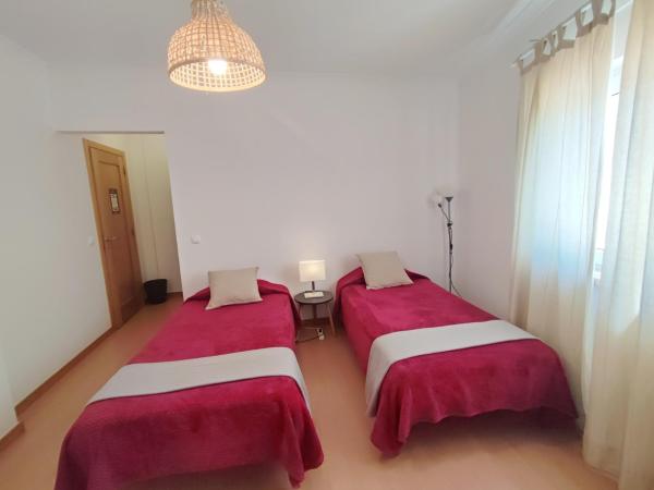 PKSC Surf House : photo 6 de la chambre chambre lits jumeaux avec salle de bains commune