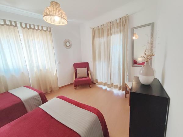 PKSC Surf House : photo 3 de la chambre chambre lits jumeaux avec salle de bains commune