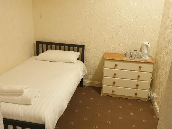 HOTEL242 : photo 2 de la chambre chambre triple avec douche