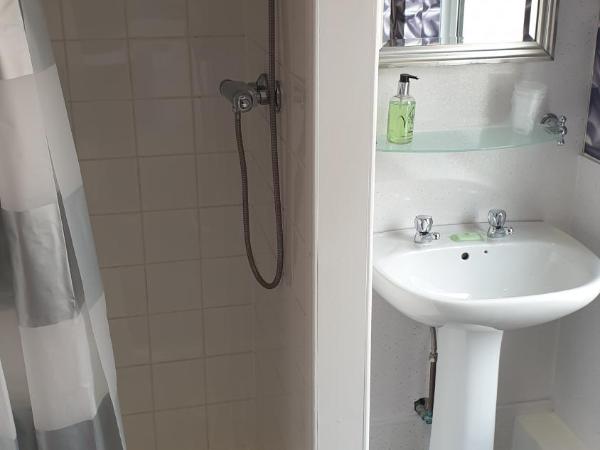 HOTEL242 : photo 9 de la chambre chambre triple avec douche