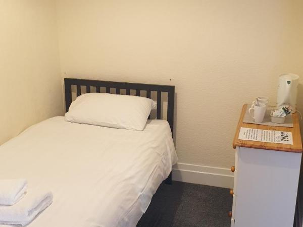 HOTEL242 : photo 6 de la chambre chambre triple avec douche