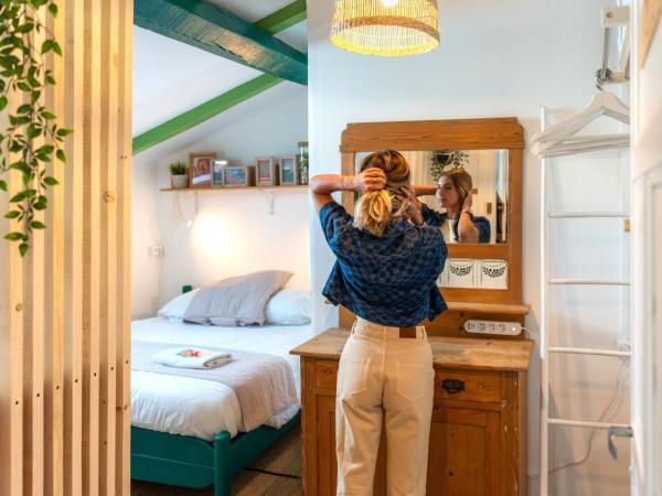 SURF HOSTEL BIARRITZ : photo 2 de la chambre chambre double avec salle de bains commune