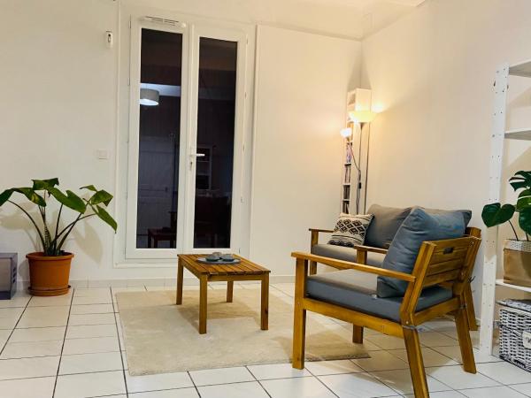 Sweet Home - 55m2 appt, garden, swimming pool, parking : photo 1 de la chambre chambre lit queen-size - vue sur jardin