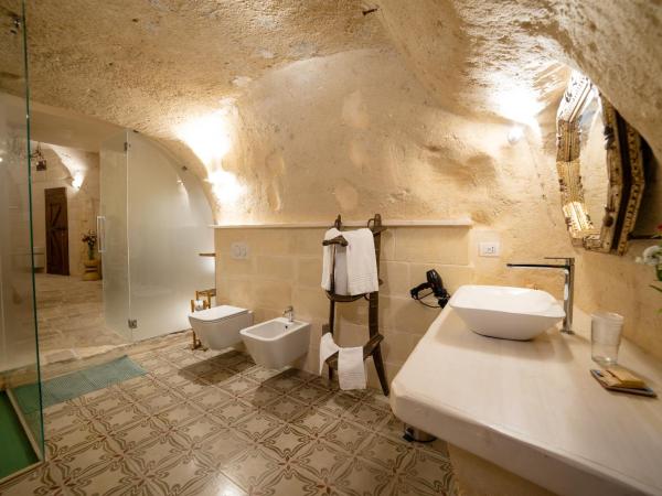 Thymus Residence nei Sassi : photo 5 de la chambre suite deluxe avec baignoire spa - troglodyte