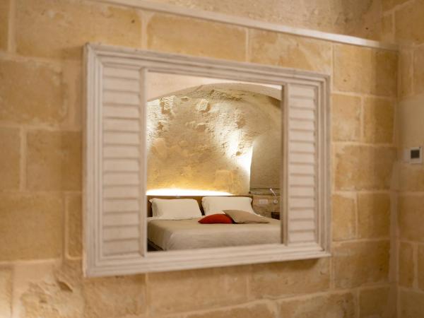 Thymus Residence nei Sassi : photo 9 de la chambre suite deluxe avec baignoire spa - troglodyte