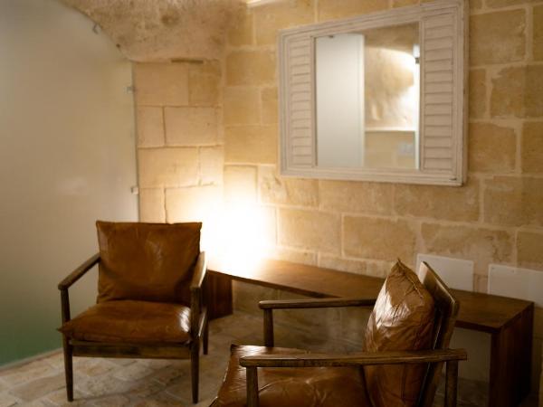 Thymus Residence nei Sassi : photo 10 de la chambre suite deluxe avec baignoire spa - troglodyte