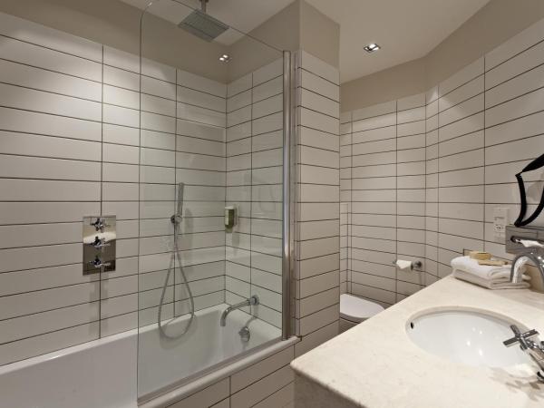 Hotel des Lices : photo 3 de la chambre chambre triple deluxe - vue sur rue