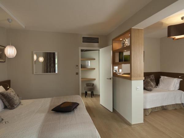 Hotel des Lices : photo 2 de la chambre chambre triple deluxe - vue sur rue