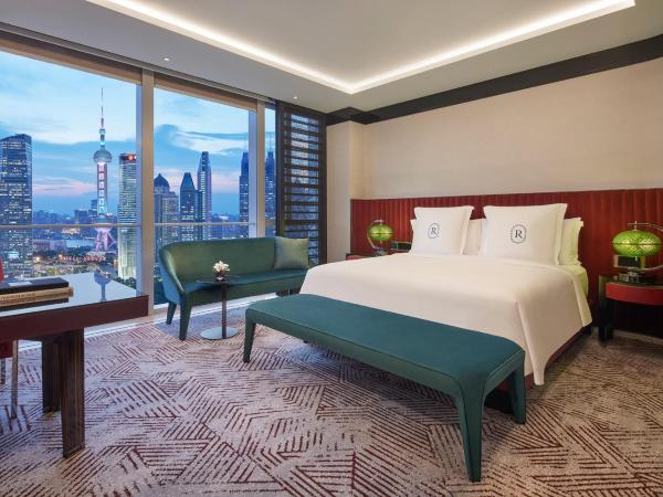 Regent Shanghai Pudong - Complimentary first round minibar per stay - including a bottle of wine - enjoy the internet without any pressure : photo 1 de la chambre 1 king premium pearl view
