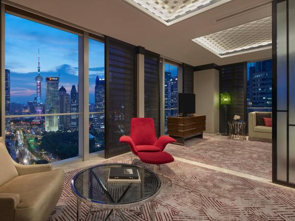 Regent Shanghai Pudong - Complimentary first round minibar per stay - including a bottle of wine - enjoy the internet without any pressure : photo 3 de la chambre club king suite with pearl view