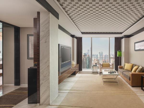 Regent Shanghai Pudong - Complimentary first round minibar per stay - including a bottle of wine - enjoy the internet without any pressure : photo 3 de la chambre suite 1 chambre - vue sur ville