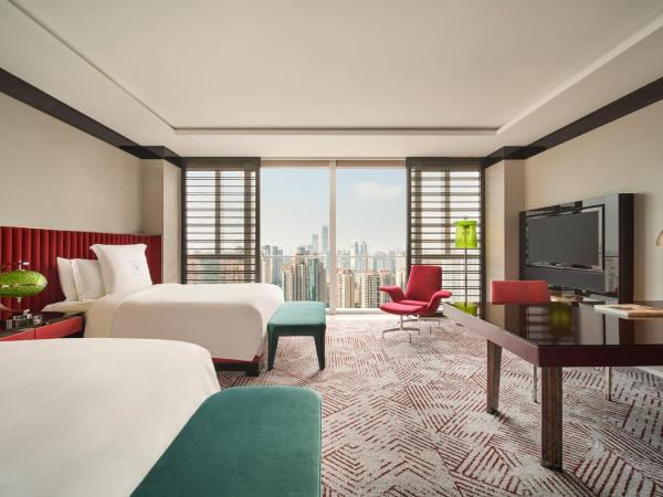 Regent Shanghai Pudong - Complimentary first round minibar per stay - including a bottle of wine - enjoy the internet without any pressure : photo 1 de la chambre chambre lits jumeaux supérieure - vue sur ville