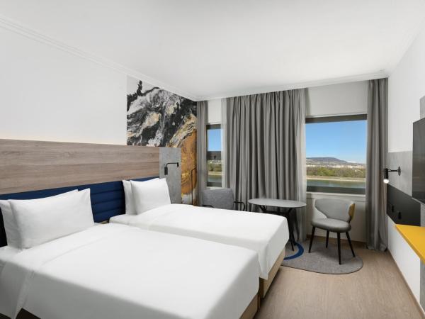 Danubius Hotel Helia : photo 4 de la chambre chambre lits jumeaux premium - vue sur fleuve (récemment rénovée)
