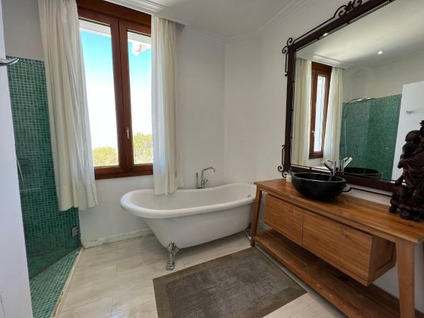 Aya House : photo 7 de la chambre chambre triple avec salle de bains privative