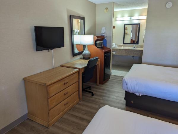 Days Inn by Wyndham Columbus Fairgrounds : photo 1 de la chambre chambre double deluxe avec 2 lits doubles - non-fumeurs