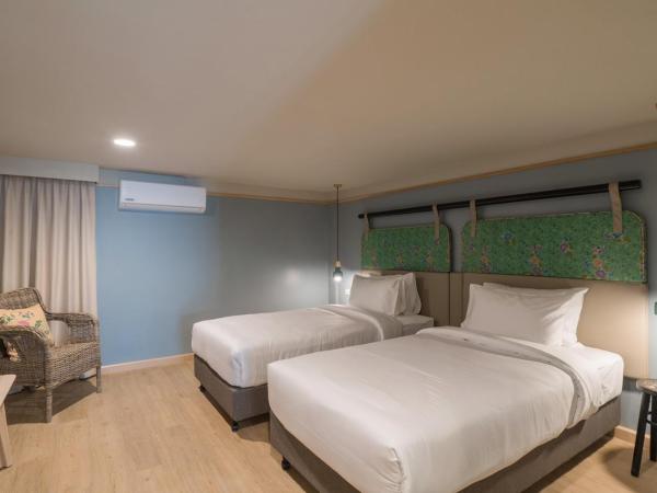 The Blanket Hotel Phuket Old Town : photo 1 de la chambre chambre lit king-size ou lits jumeaux supérieure