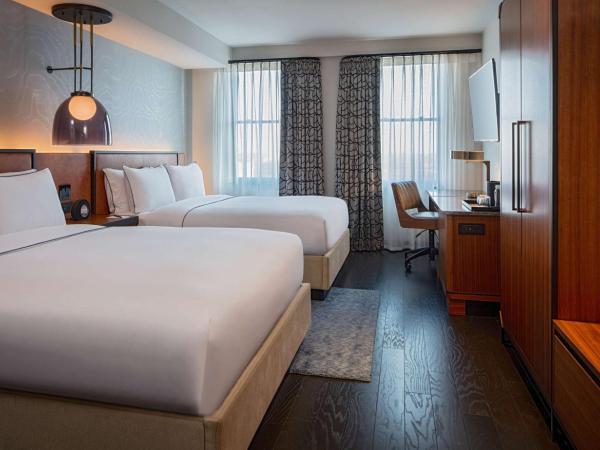 Holston House Nashville, in The Unbound Collection by Hyatt : photo 1 de la chambre queen room with two queen beds and transfer shower - disability access