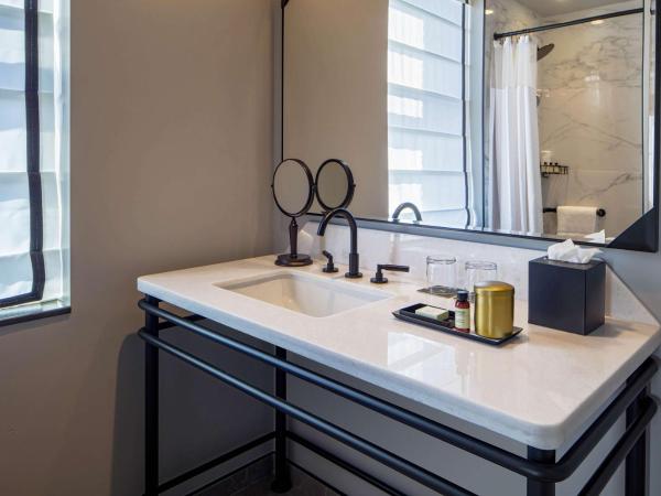 Holston House Nashville, in The Unbound Collection by Hyatt : photo 2 de la chambre queen room with two queen beds and transfer shower - disability access