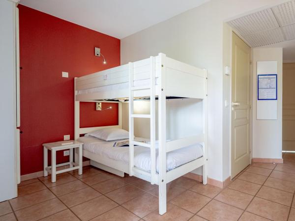 Résidence Pierre & Vacances le Hameau de la Pinède : photo 4 de la chambre studio avec coin nuit dans alcôve, climatisation et terrasse ou balcon (4 personnes)