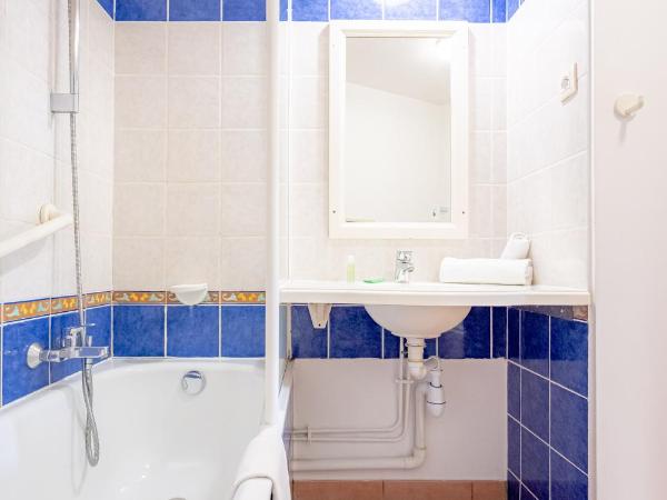 Résidence Pierre & Vacances le Hameau de la Pinède : photo 5 de la chambre studio avec coin nuit dans alcôve, climatisation et terrasse ou balcon (4 personnes)