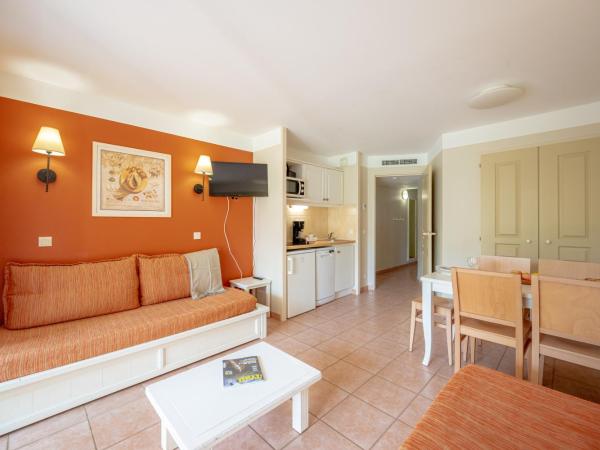 Résidence Pierre & Vacances le Hameau de la Pinède : photo 1 de la chambre studio avec coin nuit dans alcôve, climatisation et terrasse ou balcon (4 personnes)