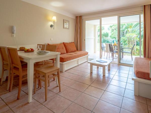 Résidence Pierre & Vacances le Hameau de la Pinède : photo 2 de la chambre studio avec coin nuit dans alcôve, climatisation et terrasse ou balcon (4 personnes)