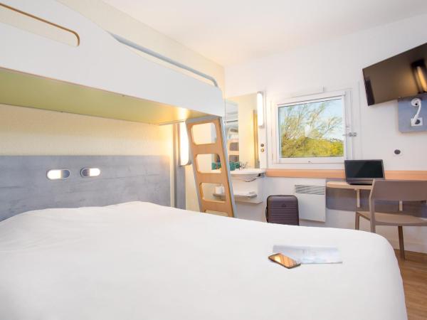 Ibis Budget Fréjus Capitou : photo 2 de la chambre chambre triple avec lit double et lit superposé