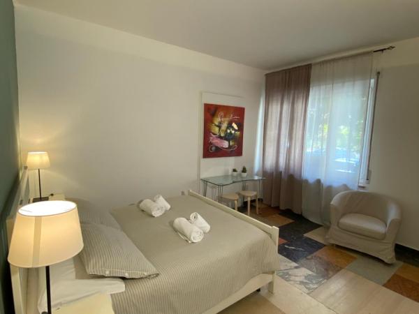 Delle Rose Rooms : photo 10 de la chambre chambre double standard avec salle de bains commune