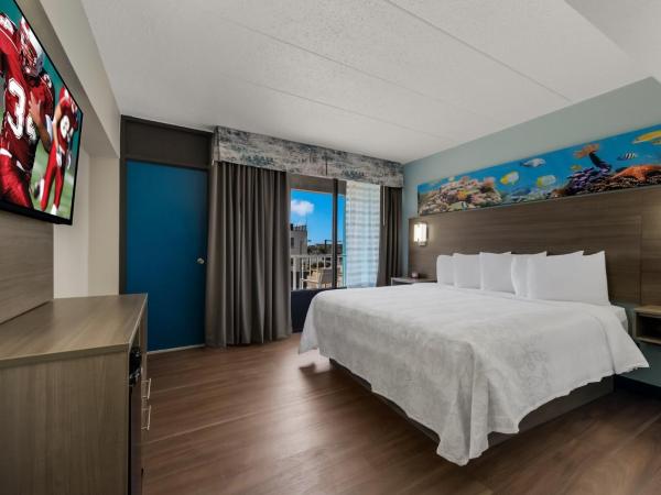 Red Roof PLUS & Suites Virginia Beach - Seaside : photo 9 de la chambre chambre lit king-size premium accessible aux personnes à mobilité réduite - non-fumeurs - vue partielle sur océan