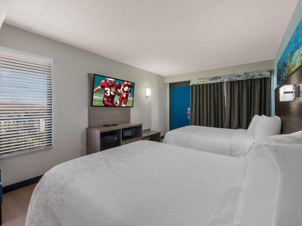 Red Roof PLUS & Suites Virginia Beach - Seaside : photo 1 de la chambre chambre supérieure avec 2 lits doubles - non-fumeurs - vue sur piscine