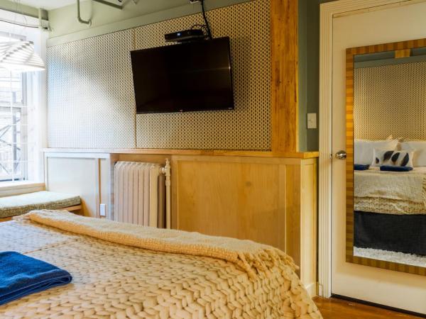 The Cambie Hostel Seymour : photo 2 de la chambre suite lit queen-size