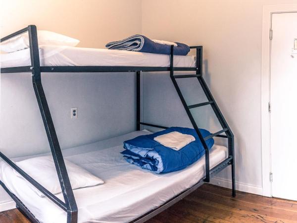 The Cambie Hostel Seymour : photo 3 de la chambre chambre privée avec salle de bains commune