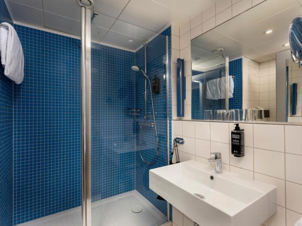 ibis Styles Berlin Treptow : photo 3 de la chambre family suite with two single beds and sofa