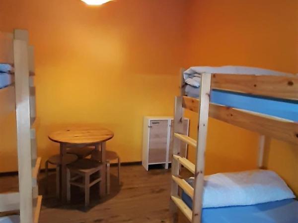 Jopi Hostel Katowice Centrum : photo 2 de la chambre lit simple dans dortoir de 4 lits