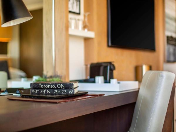 The Yorkville Royal Sonesta Hotel Toronto : photo 2 de la chambre chambre lit king-size avec douche accessible en fauteuil roulant - adaptée aux personnes à mobilité réduite