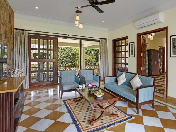 Vatsalya Vihar - A Luxury Pool Villas Resort : photo 1 de la chambre suite lit king-size avec balcon