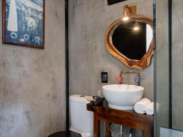 Cabane Container Hotel - ADULTS ONLY : photo 10 de la chambre chambre lit king-size - vue sur mer