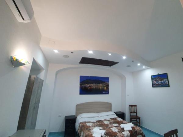 Hotel Mareluna Ischia : photo 10 de la chambre chambre quadruple avec salle de bains privative