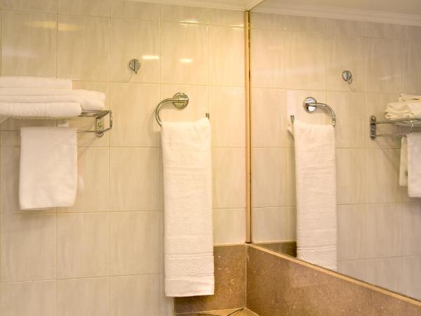 Best Western Plus Hotel Plaza : photo 4 de la chambre chambre double Économique avec 2 lits simples et canapé-lit