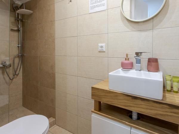 Mitos mini suites : photo 4 de la chambre chambre triple avec salle de bains privative