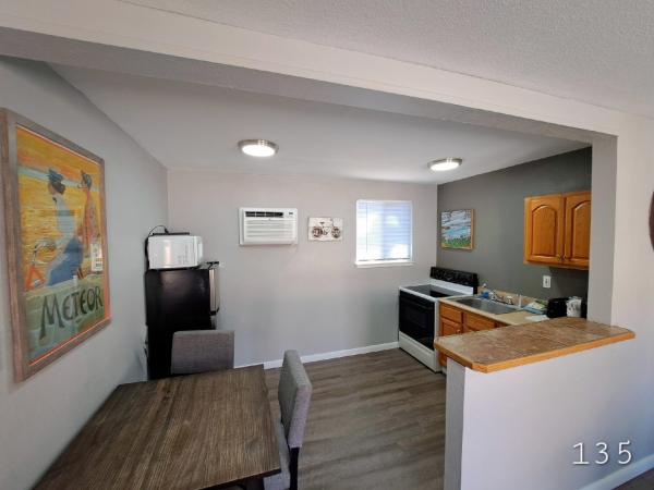 Buffalo Lodge Bicycle Resort - Amazing access to local trails & the Garden : photo 3 de la chambre chambre lit king-size avec canapé-lit