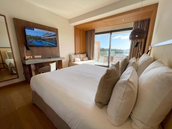 Golden Tulip Porto-Vecchio : photo 1 de la chambre chambre lit king-size deluxe - vue sur mer