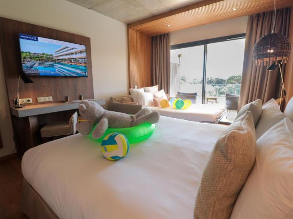 Golden Tulip Porto-Vecchio : photo 5 de la chambre chambre lit king-size de luxe avec canapé-lit - vue sur mer