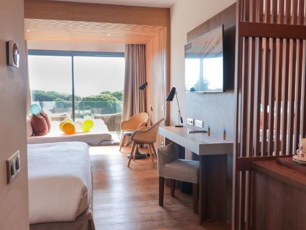 Golden Tulip Porto-Vecchio : photo 7 de la chambre suite junior lit king-size avec canapé-lit - vue sur mer