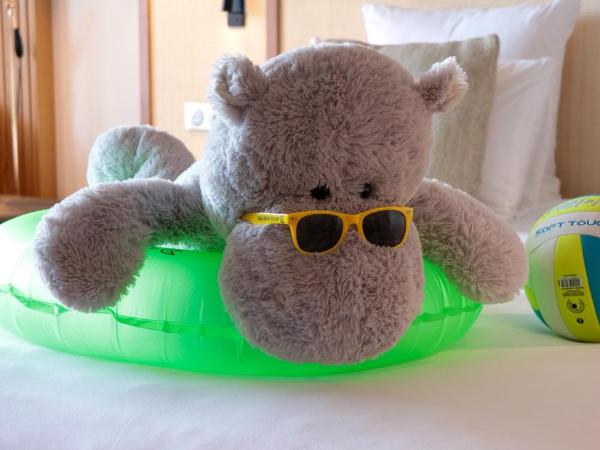 Golden Tulip Porto-Vecchio : photo 9 de la chambre suite junior lit king-size avec canapé-lit - vue sur mer