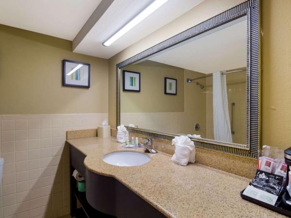 Quality Inn : photo 1 de la chambre chambre lit king-size standard avec canapé-lit - non-fumeurs