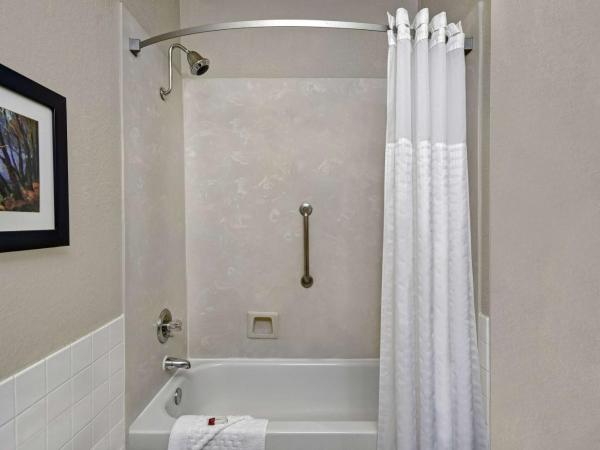 Baymont by Wyndham Houston/Westchase : photo 4 de la chambre king room with mobility/hearing access bathtub w/ grab bars - non-smoking