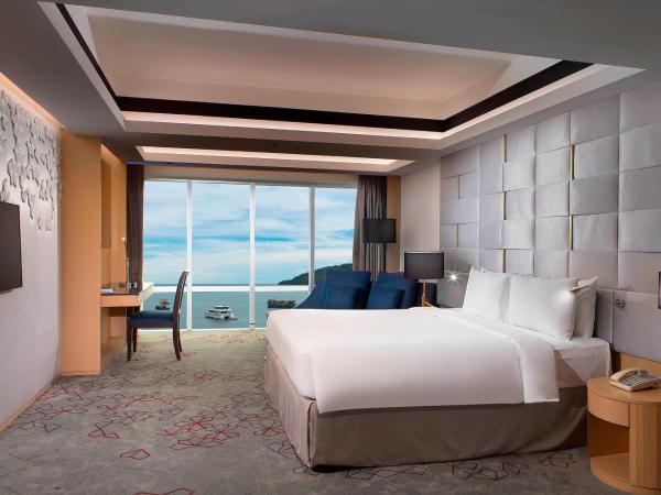 Le Meridien Kota Kinabalu : photo 2 de la chambre chambre lit king-size avec accès au salon club - vue sur mer